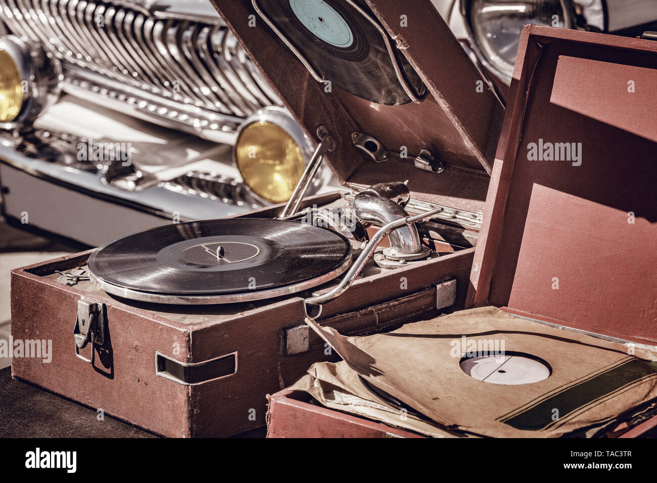 Vintage vinyl record player par la voiture rétro. Banque D'Images