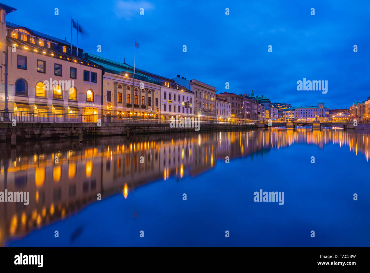 La Suède, Göteborg, centre-ville historique avec vue sur Soedra hamngatan sur le canal Banque D'Images