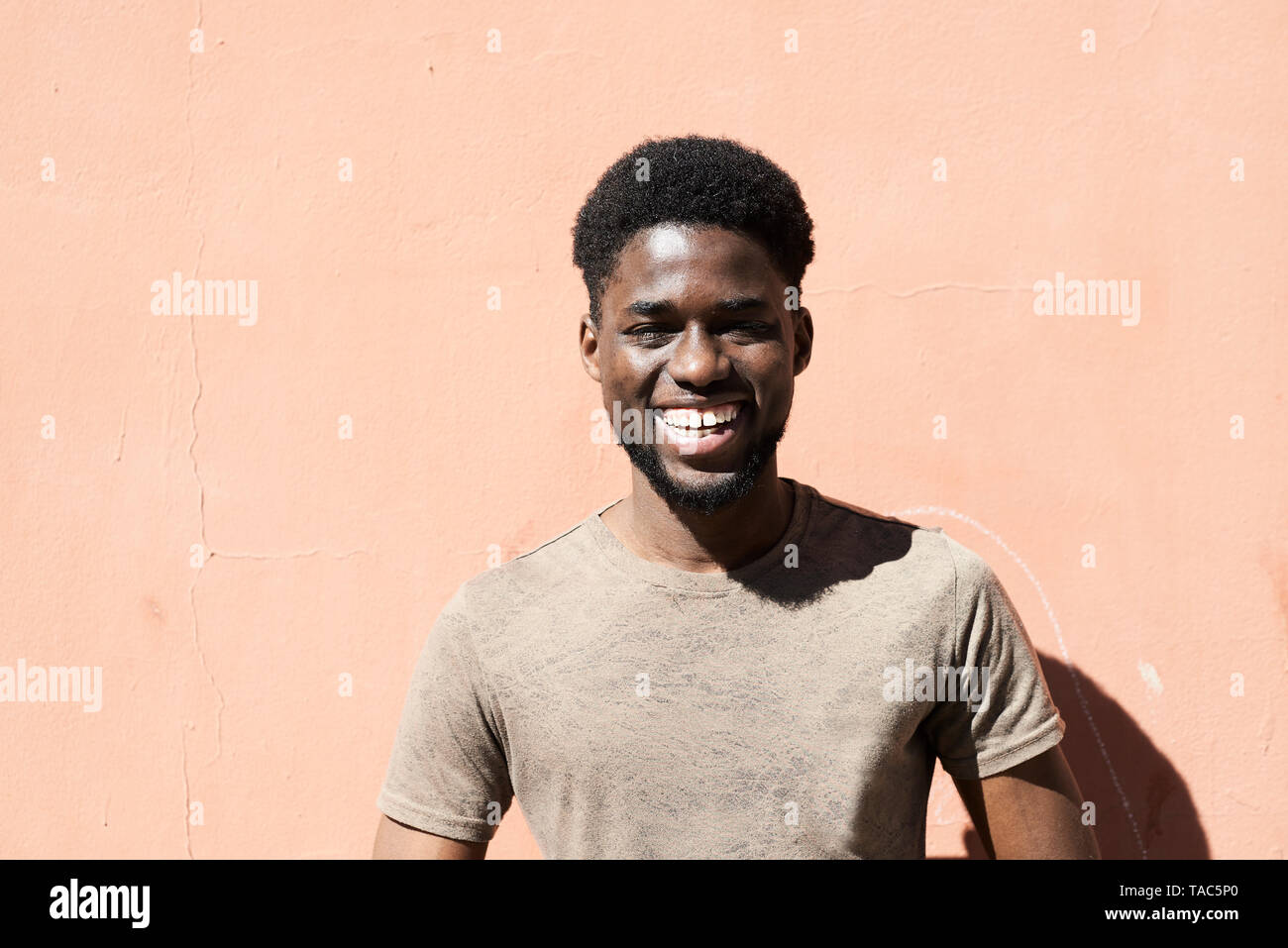 Portrait of a young man laughing outdoors Banque D'Images