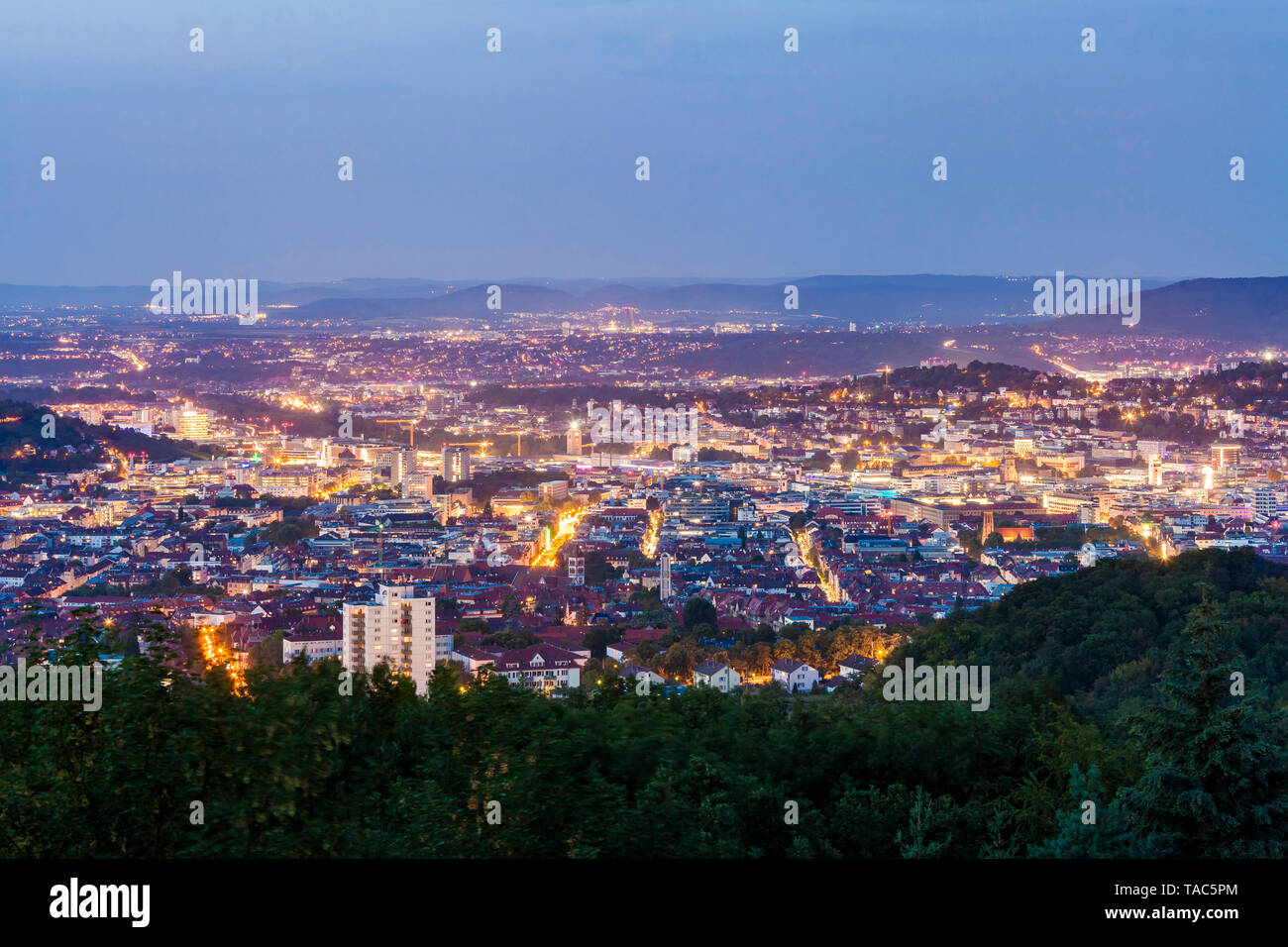 Allemagne, Bade-Wurtemberg, Stuttgart, paysage urbain avec la tour de télévision en soirée, vue de Birkenkopf Banque D'Images