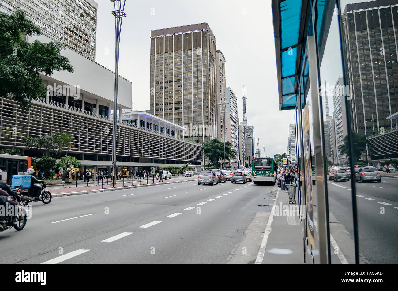 Sao Paulo, SP, BRÉSIL - Mars 01, 2019 : l'avenue Paulista, l'une des principales avenues de ville au centre-ville. Banque D'Images