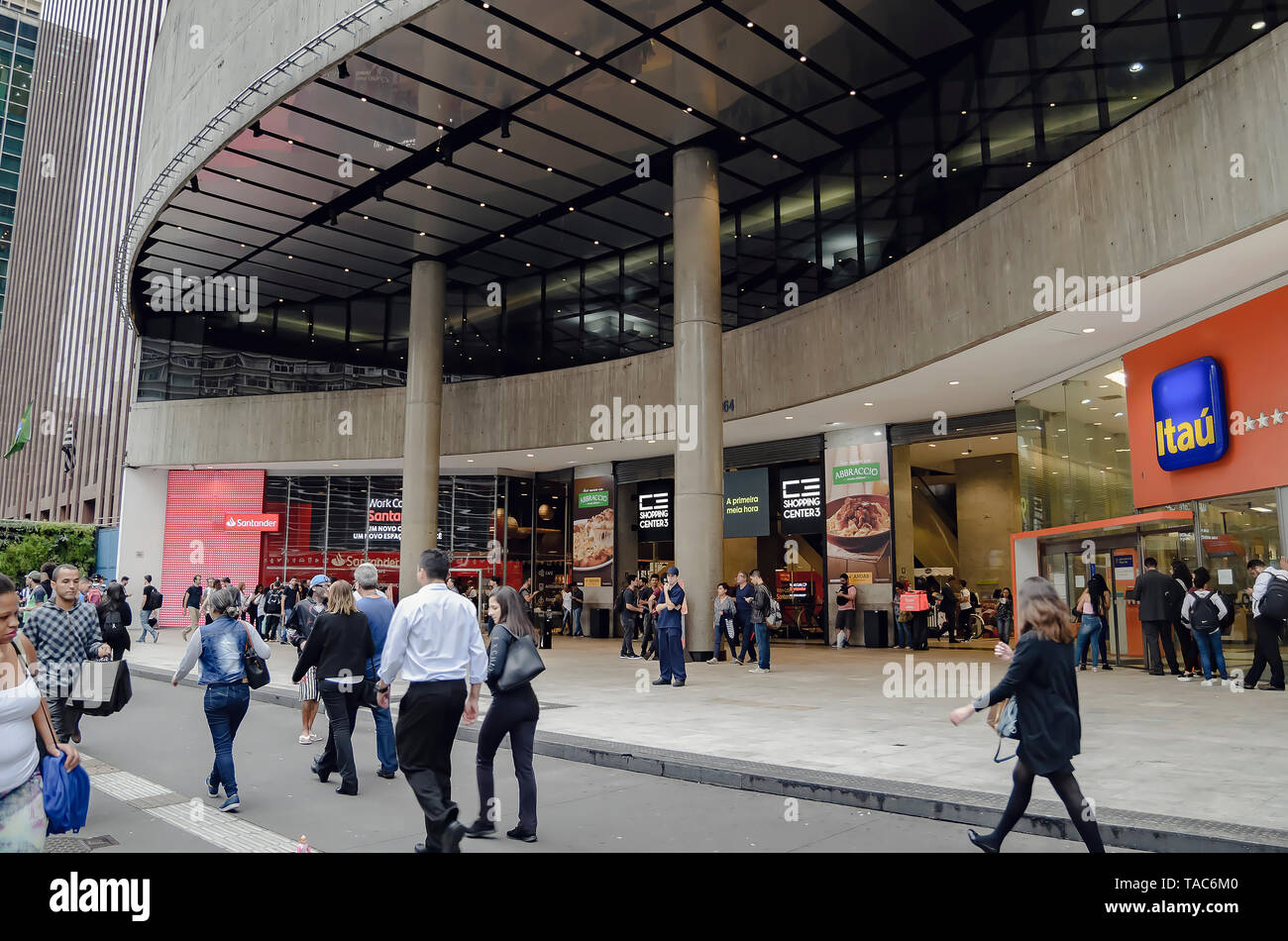Sao Paulo, SP, BRÉSIL - Mars 01, 2019 : l'avant du centre commercial 3, un centre commercial de centre-ville, le commerce de l'avenue Paulista. Haut lieu touristique. Banque D'Images