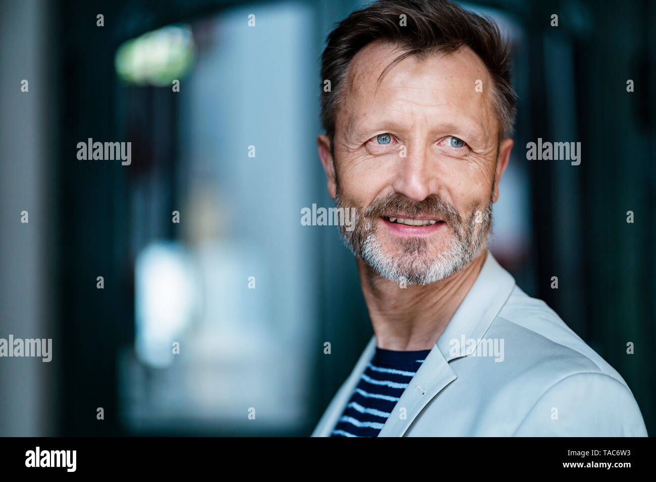 Portrait of smiling mature man avec barbe grisonnante Banque D'Images