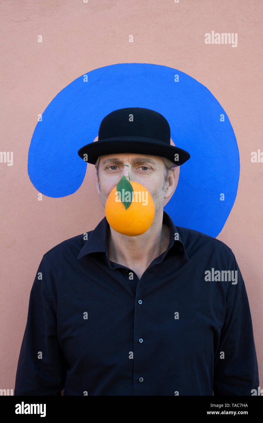 Homme asisatique avec chapeau melon Stock Photo