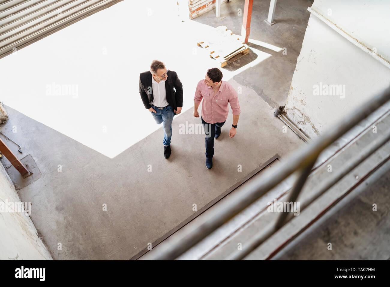 Vue d'ensemble de deux hommes à pied dans une usine de la baie de chargement Banque D'Images