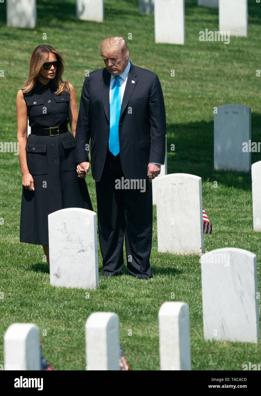 Le Président des Etats-Unis, Donald J. Trump et la Première Dame Melania Trump visiter le Cimetière National d'Arlington en avant de Memorial Day au cours de la 'Flags-In' cérémonie, à Arlington, en Virginie, le 23 mai 2019. «Flags-In' est un évènement annuel où le 3e Régiment d'infanterie américaine, "la vieille garde", des drapeaux américains à tous les lieux de sépulture au cimetière national d'Arlington. Crédit : Kevin Dietsch/piscine par CNP | conditions dans le monde entier Banque D'Images