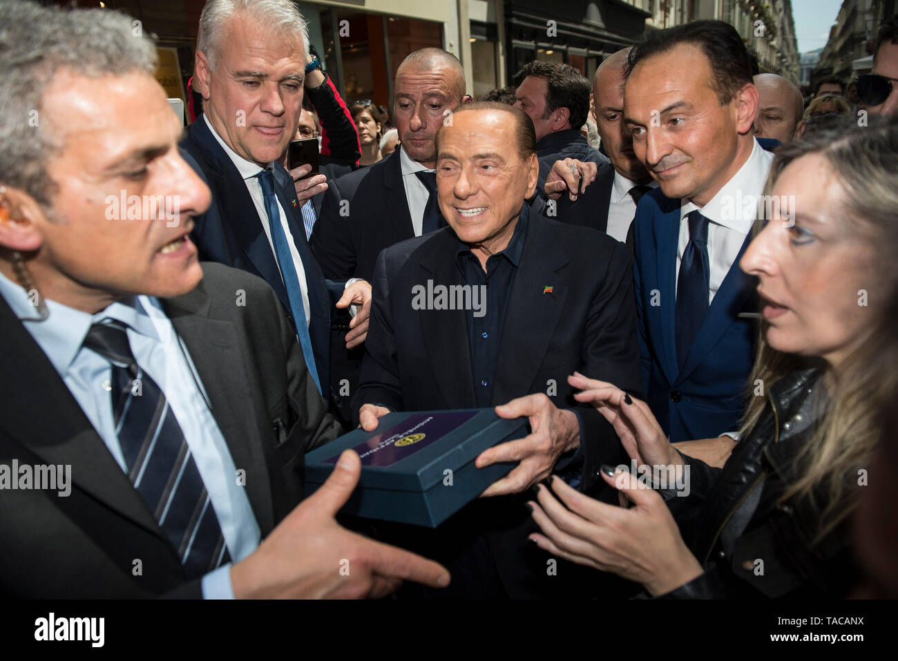 23 mai 2019, Turin, Piémont, Italie : Silvio Berlusconi et Alberto Cirio candidated pour Forza Italia pour le Piémont au cours de la campagne électorale pour la présentation de la liste de Forza Italia candidats pour les élections régionales du Piémont et des élections européennes. Dans la région du Piémont en Italie les élections régionales du Piémont aura lieu le 26 mai 2019, où le nouveau gouverneur de la région sera élu lors des élections européennes de 2019 se tiendra dans les 28 États membres de l'Union européenne entre 23 et 26 mai, sera le renouvellement des membres représentant les états de l'UE co Banque D'Images