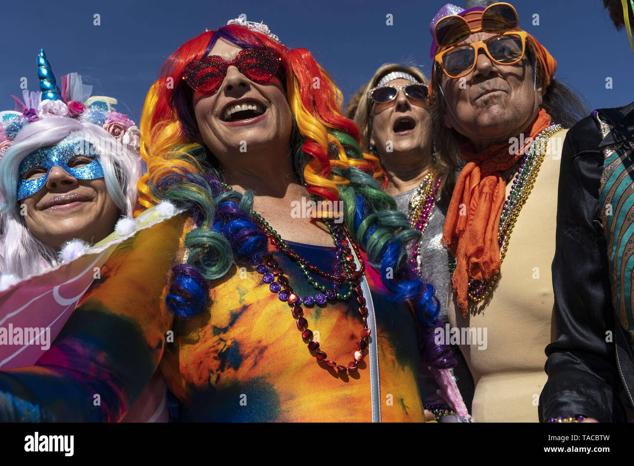 Los Angeles, USA. Feb 23, 2019. Les participants sont considérés pendant la parade à Los Angeles.Aussi connu sous le nom de Mardi Gras Mardi Gras est un carnaval culturel qui est célébré dans toute l'Amérique latine et dans certains endroits aux États-Unis le plus célèbre de la Nouvelle Orléans. Ronen Crédit : Tivony SOPA/Images/ZUMA/Alamy Fil Live News Banque D'Images