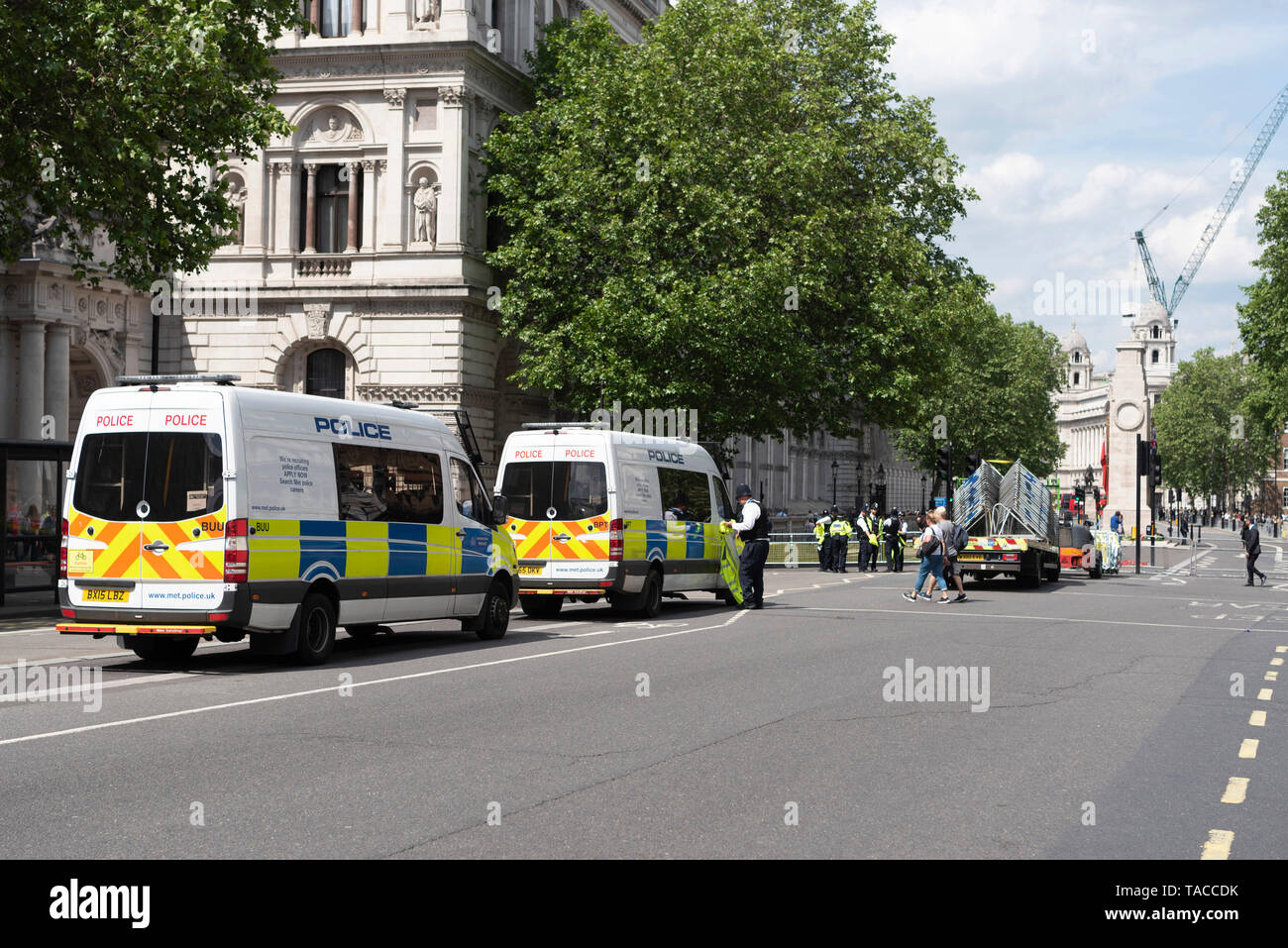 Londres, Royaume-Uni. 23 mai, 2019. Monter la garde de police sur Whitehall à Londres, Grande-Bretagne le 23 mai 2019. Fermé la police Après Whitehall un colis suspect a été trouvé près de Downing Street, à Londres, jeudi. Crédit : Ray Tang/Xinhua/Alamy Live News Banque D'Images
