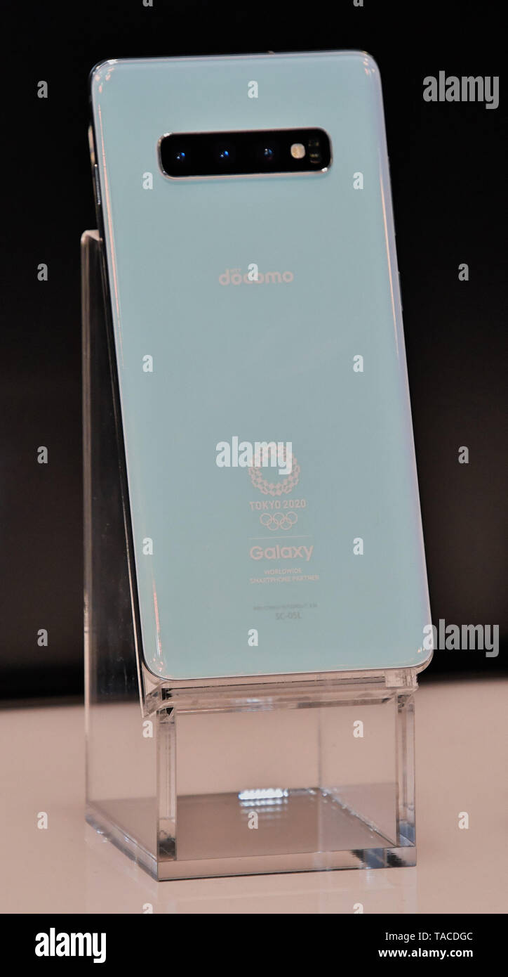 Samsung Galaxy S10 édition Jeux Olympiques SC-05L'affiche lors de la  conférence de presse pour l'été 2019 et la gamme nouveau service de NTT  Docomo à Tokyo, Japon le 16 mai 2019. Credit :
