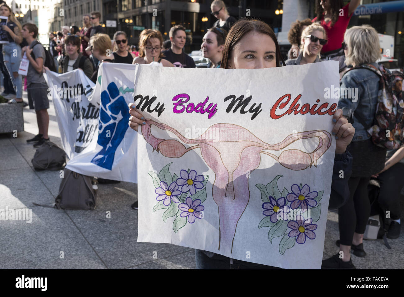 Chicago, Illinois, USA. 23 mai, 2019. Les femmes de Chicago ont protesté contre l'avortement des bandes. À Daley Plaza, en face de la Trump Tower. Après plusieurs états ont promulgué l'interdiction de l'avortement restrictives. Credit : Rick Majewski/ZUMA/Alamy Fil Live News Banque D'Images