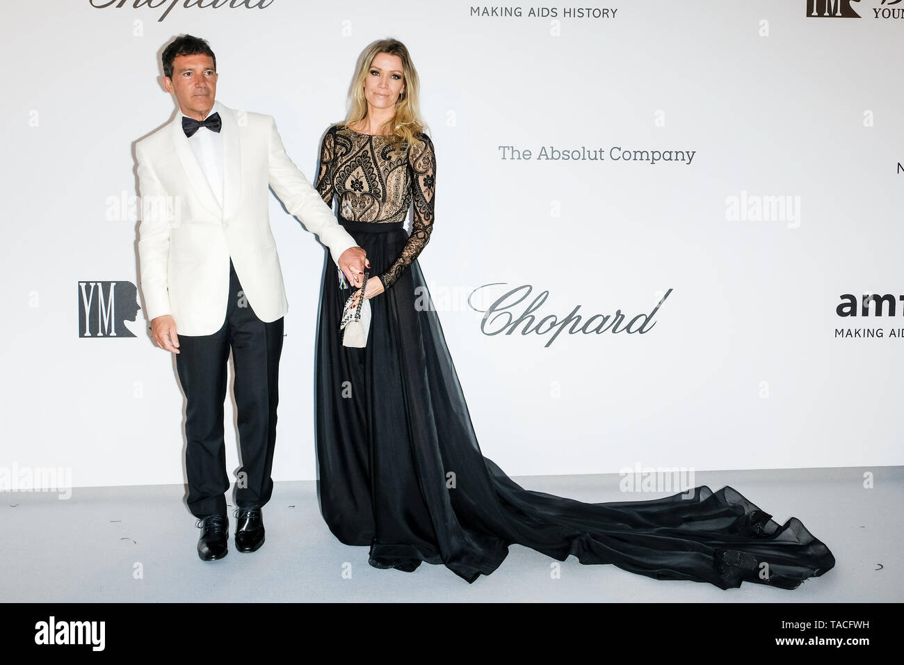 Cannes, Antibes, France. 23 mai 2019. Antonio Banderas et Nicole Kimpel occupe sur le tapis rouge pour le 26e Gala de l'amfAR Cannes le jeudi 23 mai 2019 au 72e Festival de Cannes, l'Hôtel du Cap-Eden-Roc, Antibes. Photo par : Julie Edwards/Alamy Live News Banque D'Images
