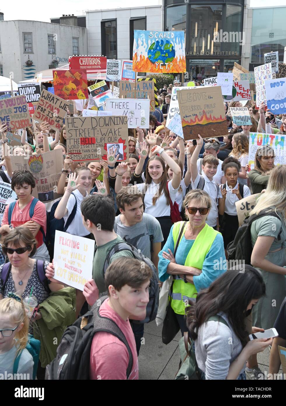 Brighton, UK. 24 mai, 2019. Des milliers d'étudiants et écoliers commencent à se rassembler à Brighton pour prendre part à la grève pour l'avenir du climat mondial, aujourd'hui, dans le cadre d'une journée coordonnée des manifestations du changement climatique dans le monde entier. Des centaines de milliers d'enfants et les jeunes sortent des leçons autour du monde d'aujourd'hui que le mouvement de grève de l'école continue de croître. Crédit : Simon Dack/Alamy Live News Banque D'Images