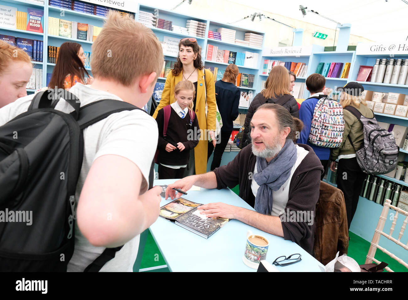 Hay Festival, Hay on Wye, Powys, Wales, UK - Vendredi 24 mai 2019 - Auteur Marcus Sedgwick signe des copies de ses livres pour visiter les enfants de l'école dans la librairie du Festival le deuxième jour de cette années Hay Festival. Crédit : Steven Mai/Alamy Live News Banque D'Images