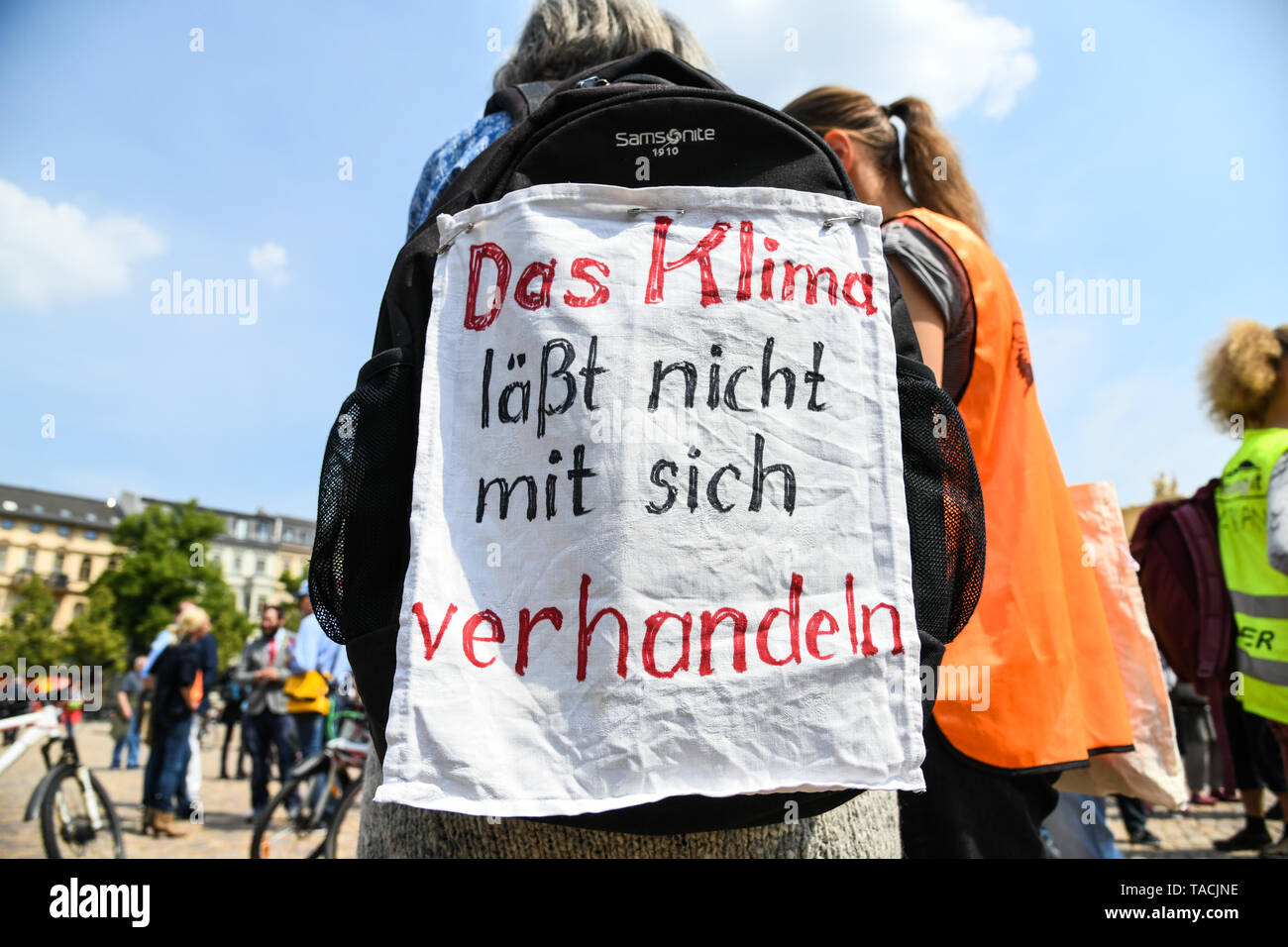 Potsdam, Allemagne. 24 mai, 2019. Les étudiants manifestent avec des affiches de protestation avec différents partis politiques lors des inscriptions vendredi pour de futurs changements climatiques - les grèves pour la mise en œuvre de la Convention mondiale sur le climat de Paris. L'appel pour des démonstrations ont également été réalisés dans le contexte de l'élection européenne. Credit : Julian Stähle/dpa/Alamy Live News Banque D'Images