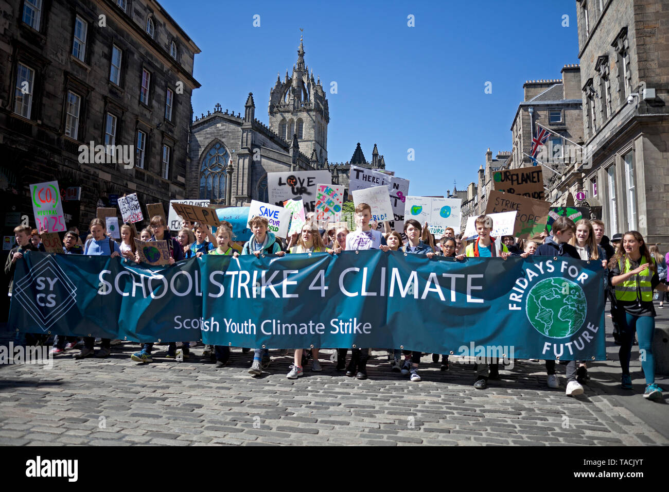 Edinburgh, Ecosse, Royaume-Uni. 24 mai, 2019. Environ 1500 élèves ont été admis à passer l'école pour le changement climatique à travers la capitale mars son centre-ville. Les élèves ont été autorisés à prendre part vendredi à la crise climatique mondiale mars après avoir informé les jeunes conseillers que "perturbation est nécessaire parce que le changement doit se produire maintenant". Banque D'Images