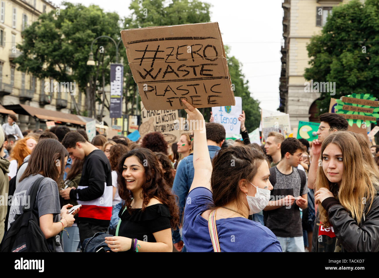 Turin, Italie. 24 mai 2019. Les militants pour l'action contre le changement climatique protestent contre les pancartes faites maison dans le centre-ville dans le cadre des vendredis pour Les futures frappes climatiques. Crédit : Mlbariona/Alay Live News Banque D'Images
