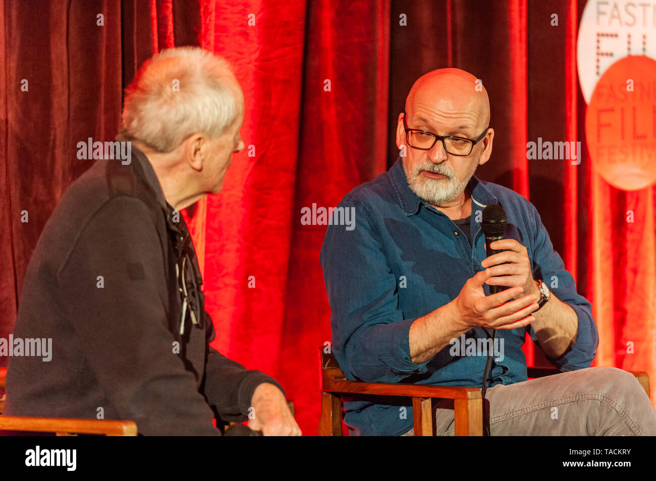 Schull, West Cork, Irlande. 24 mai, 2019. Auteur Roddy Doyle a fait l'objet d'une séance de questions-réponses dans le cadre du Festival du Film de Fastnet Schull aujourd'hui. Il est en photo avec John Kelleher, Président du Festival. Le festival se déroule jusqu'à dimanche. Credit : Andy Gibson/Alamy Live News. Banque D'Images