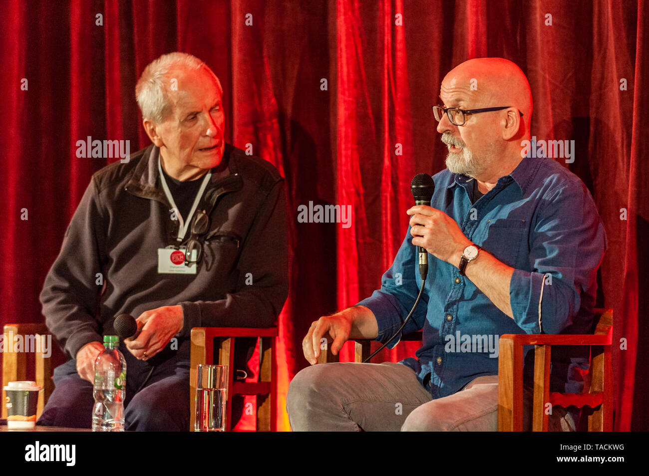 Schull, West Cork, Irlande. 24 mai, 2019. Auteur Roddy Doyle a fait l'objet d'une séance de questions-réponses dans le cadre du Festival du Film de Fastnet Schull aujourd'hui. Il est en photo avec John Kelleher, Président du Festival. Le festival se déroule jusqu'à dimanche. Credit : Andy Gibson/Alamy Live News. Banque D'Images