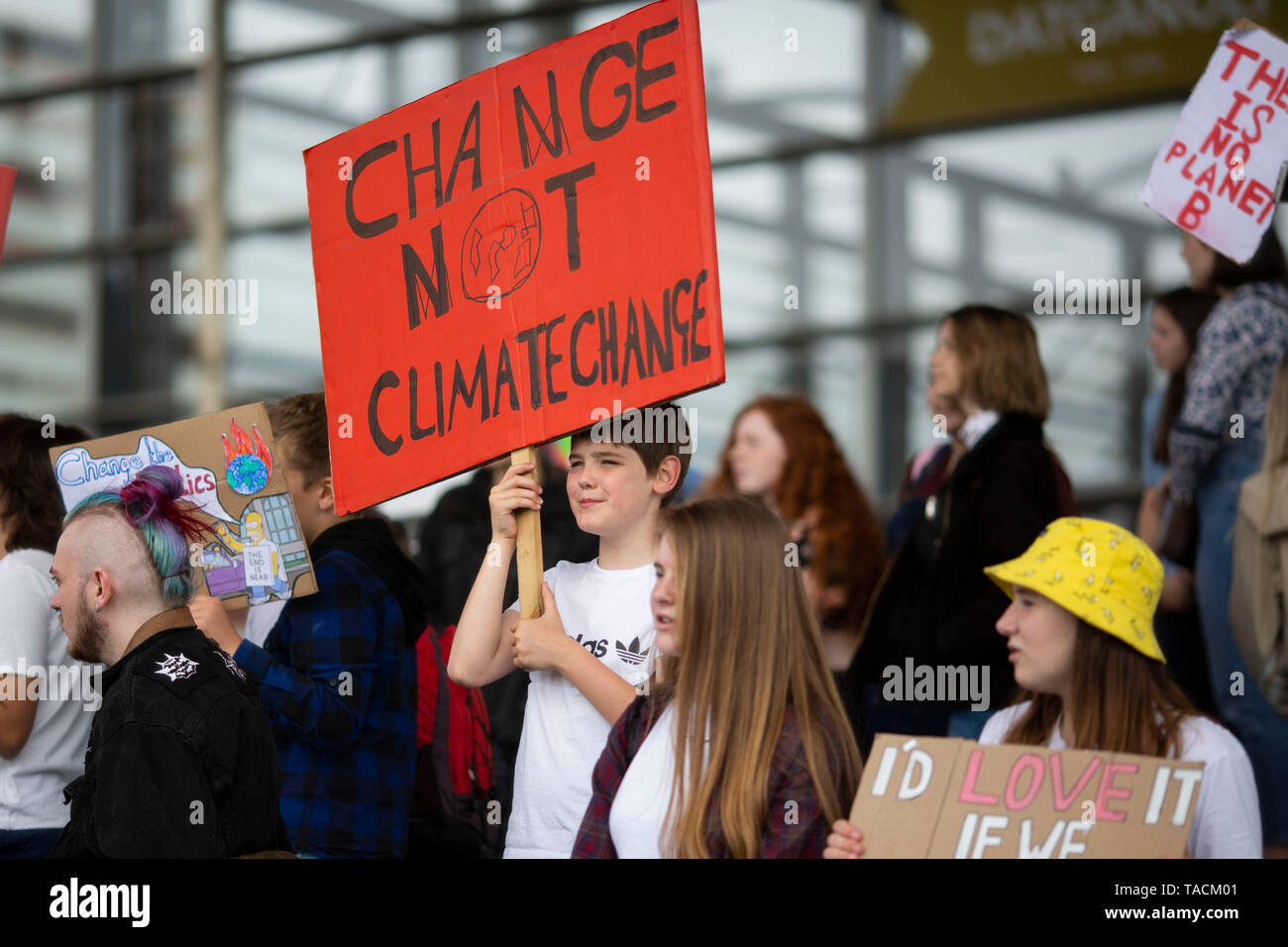 Cardiff, Wales, UK, 24 mai 2019. Les jeunes manifestants pendant la grève de Cardiff à l'action pour le climat à l'extérieur de l'Assemblée nationale du Pays de Galles Senedd bâtiment, partie de la dernière frappe de l'ambiance de l'école qui devraient être le plus grand encore. Credit : Mark Hawkins/Alamy Live News Banque D'Images