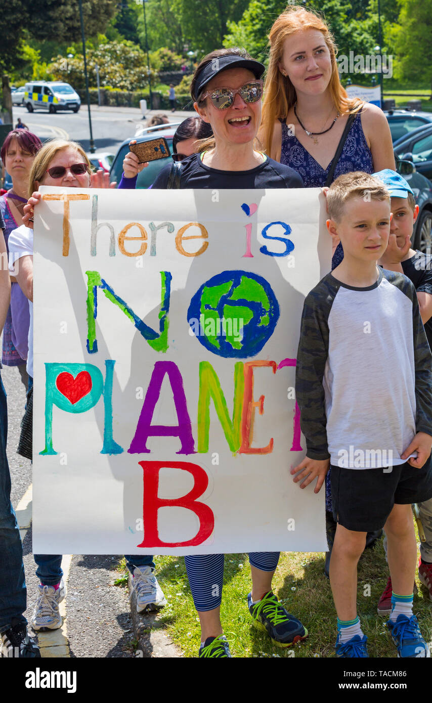 Bournemouth, Dorset, UK. 24 mai 2019. Grève des jeunes se rassemblent dans les 4 carrés de Bournemouth avec leurs messages sur le changement climatique, avant de marcher à l'hôtel de ville. Il n'y a pas de planète B signe. Credit : Carolyn Jenkins/Alamy Live News Banque D'Images