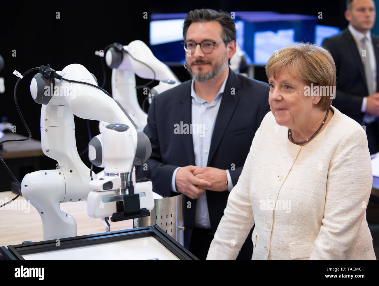 Munich, Allemagne. 24 mai, 2019. La chancelière allemande, Angela Merkel  (CDU) et Sami Haddadin, Directeur de l'école de Munich de la robotique et  l'intelligence de la machine, faire un tour de l'école
