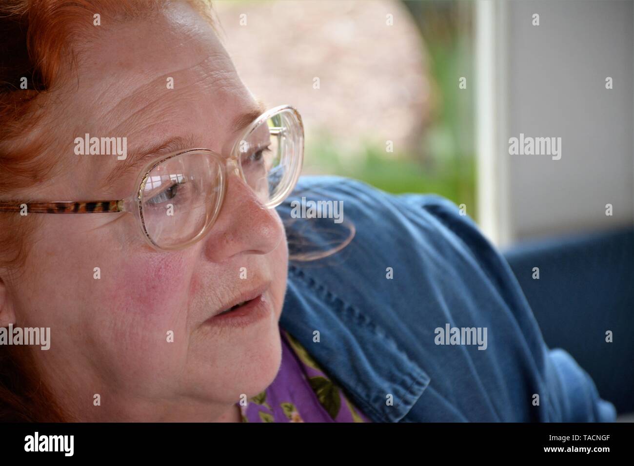 Senior woman avec de vrais cheveux grisonnants Banque D'Images
