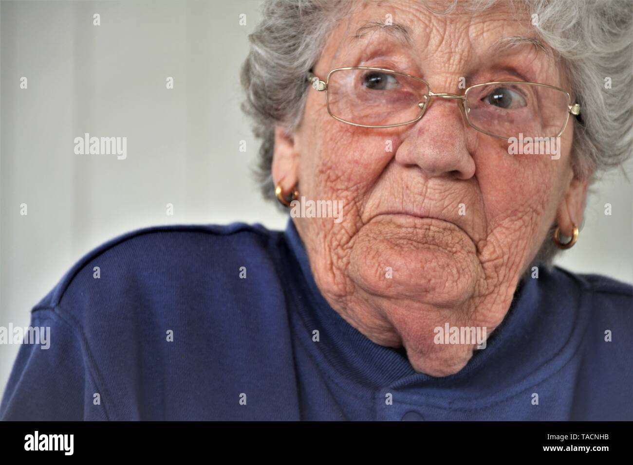 Hauts femme avec des lunettes qui est forte à 88, en Californie du Nord Banque D'Images