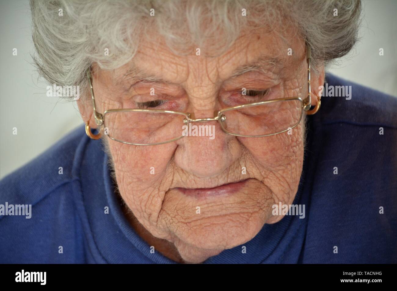 Hauts femme avec des lunettes qui est forte à 88, en Californie du Nord Banque D'Images