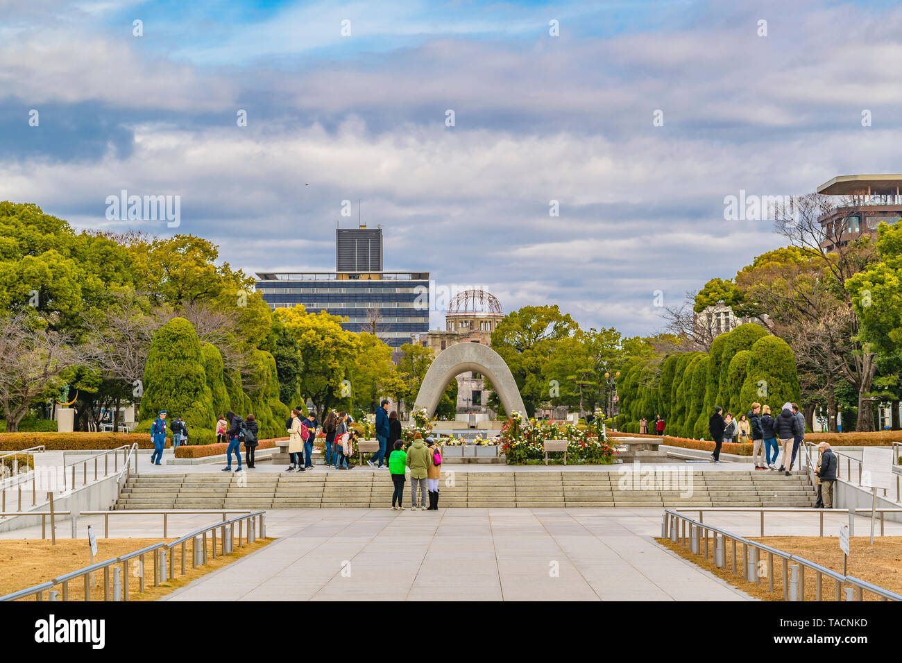 HIROSHIMA, JAPON, 2019 - Les touristes visiter le mémorial de la paix à Hiroshima City, Japon Banque D'Images