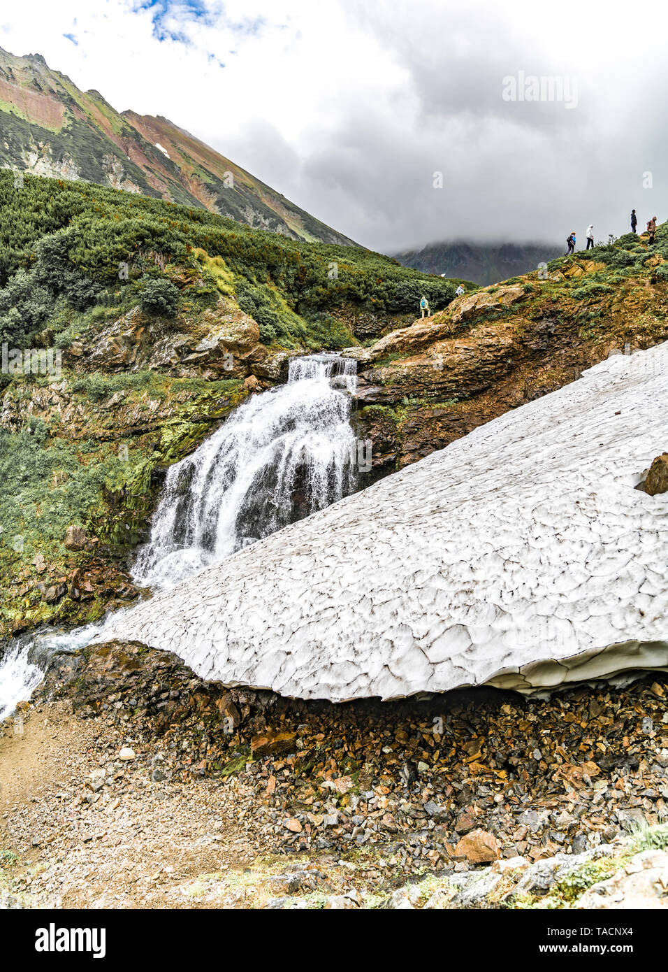 Paysage de montagne du Kamchatka : belle cascade. Paysage estival de Kamchatka Banque D'Images