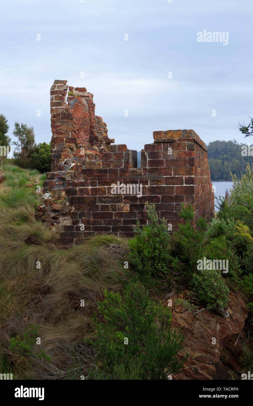 Ruines de l'Île Sarah à Penitentary nouvelle colonie pénitentiaire condamné sur Macquarie port près de Strahan sur la côte ouest de la Tasmanie en Australie. Banque D'Images