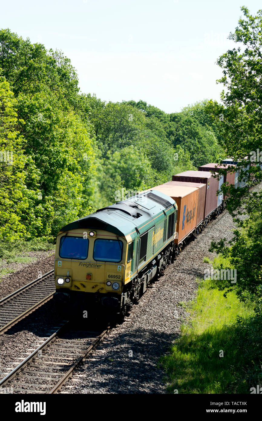 Une locomotive diesel de la classe 66 tirant un freightliner train, Hatton Bank, Warwickshire, UK Banque D'Images