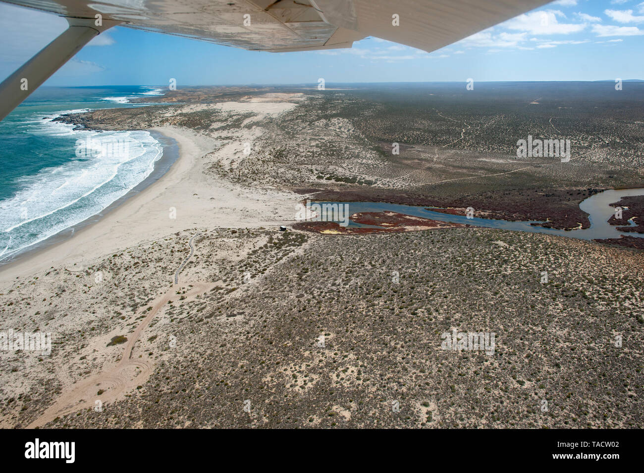 Vue aérienne de l'Groenrivier le long de l'estuaire de la section côtière du parc national Namaqua dans la province du Cap du Nord de l'Afrique du Sud. Banque D'Images