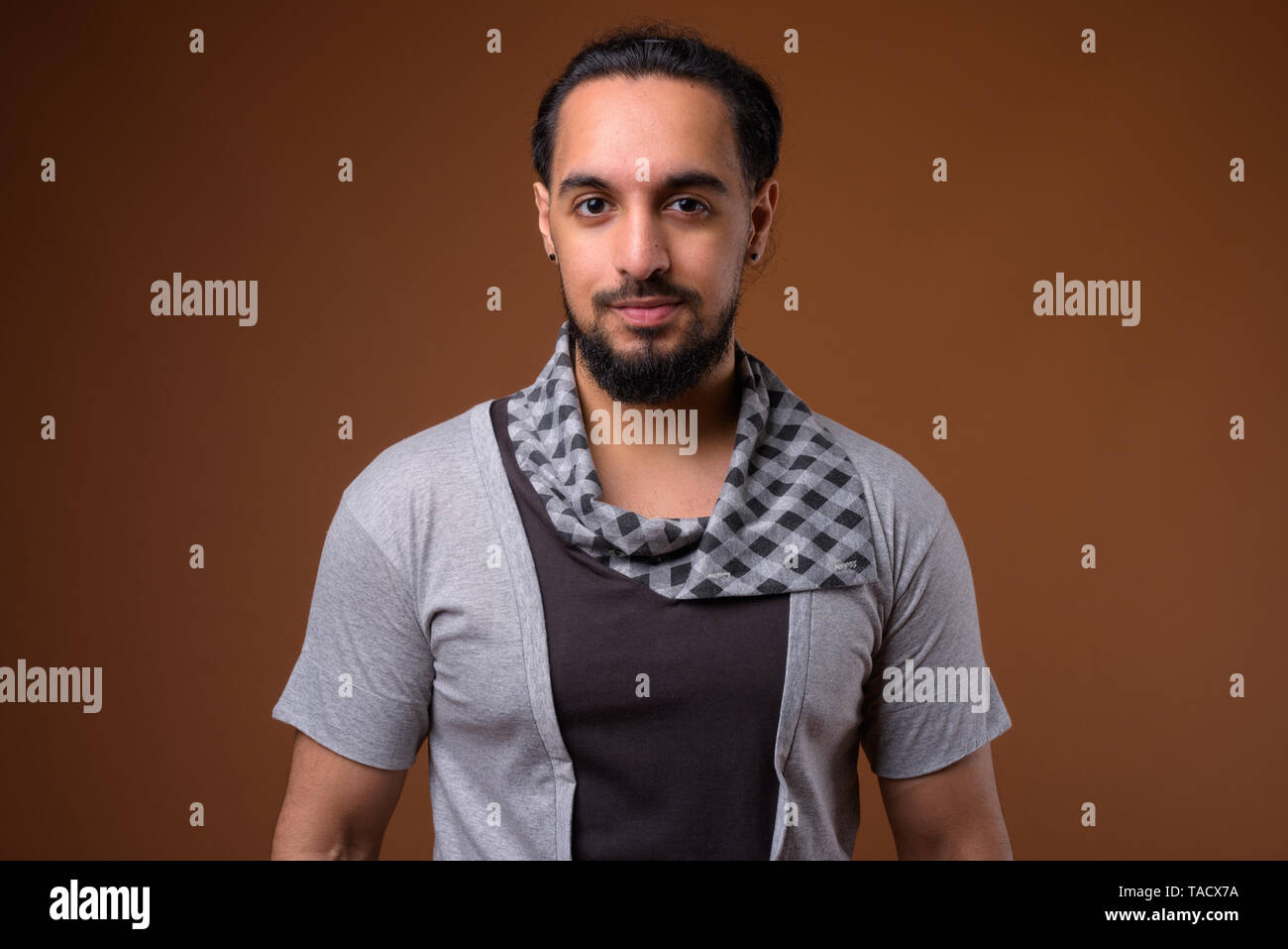 Un Jeune Homme Cool Portant Du Bandana Fixe Sa Manche Image stock