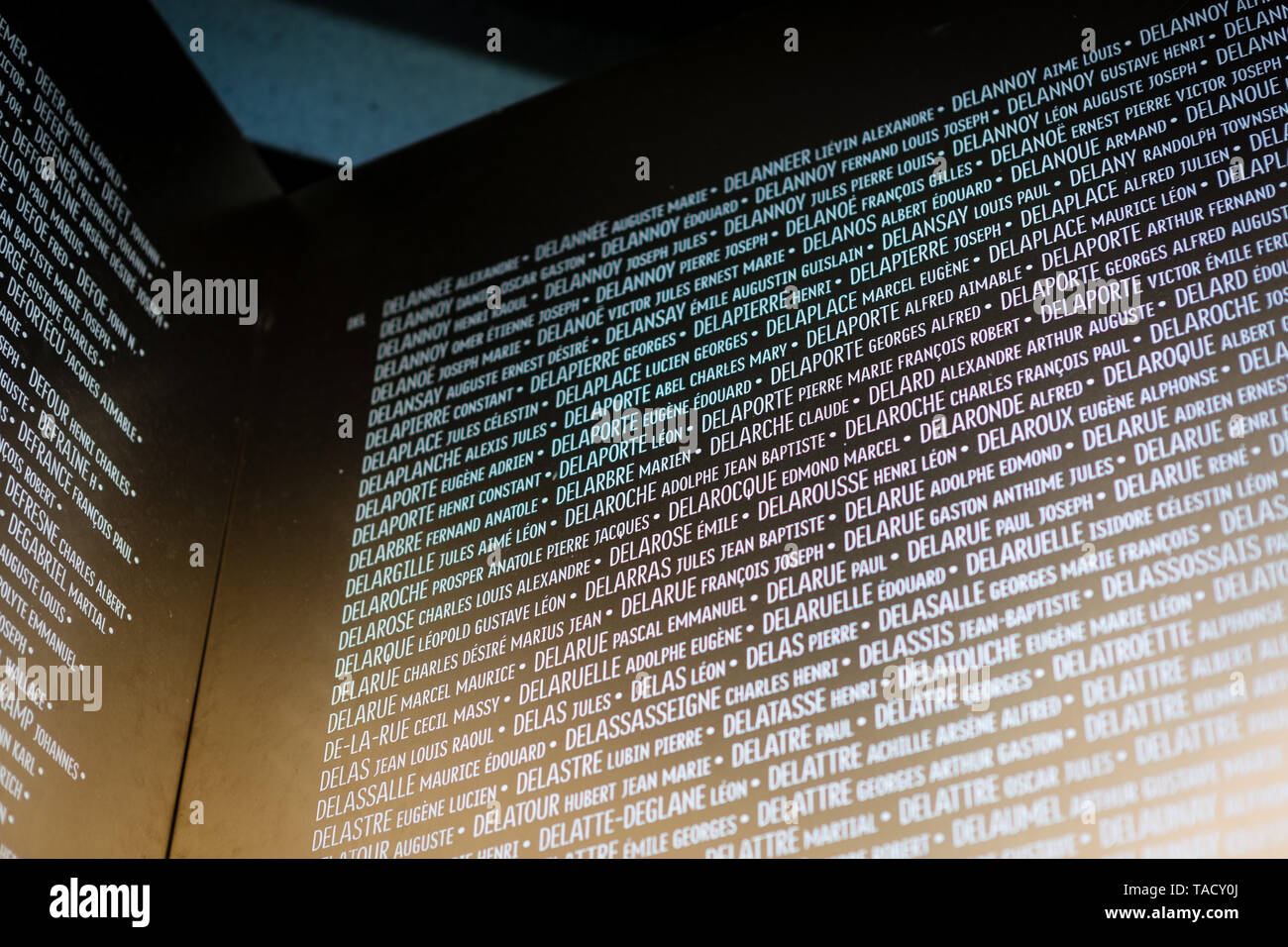 Ablain-Saint-Nazaire (nord de la France) : Notre-Dame-de-Lorette nécropole, également connu sous le nom de Ablain saint-Nazaire Cimetière militaire français. ÒLÕAnneau de la M Banque D'Images