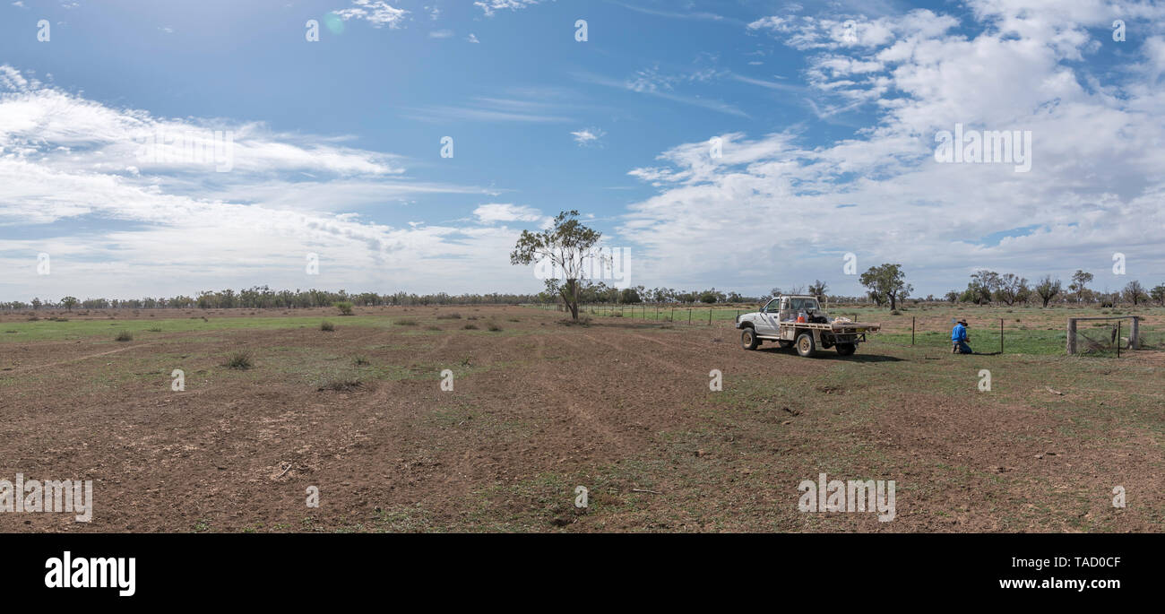 Mai 2019 Burren Junction Australie : Sur une propriété ravagée par la sécheresse dans le nord-ouest de la Nouvelle-Galles du Sud, farmer Richard Marshall à réparer un câble endommagé, clôture. Banque D'Images