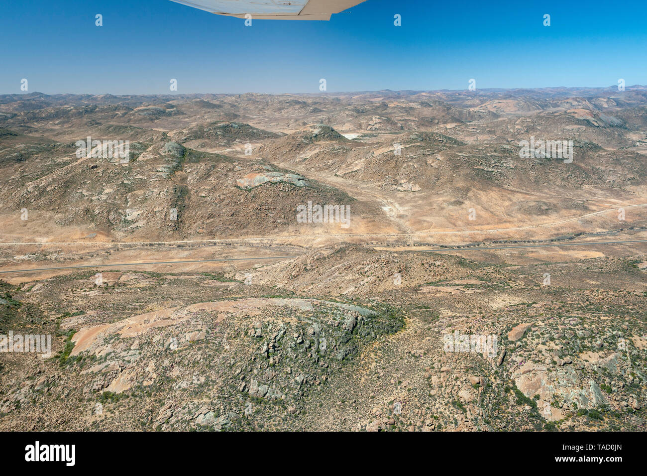 Vue aérienne de la route N7 juste au sud de la ville de Springbok dans la province du Cap du Nord de l'Afrique du Sud. Banque D'Images