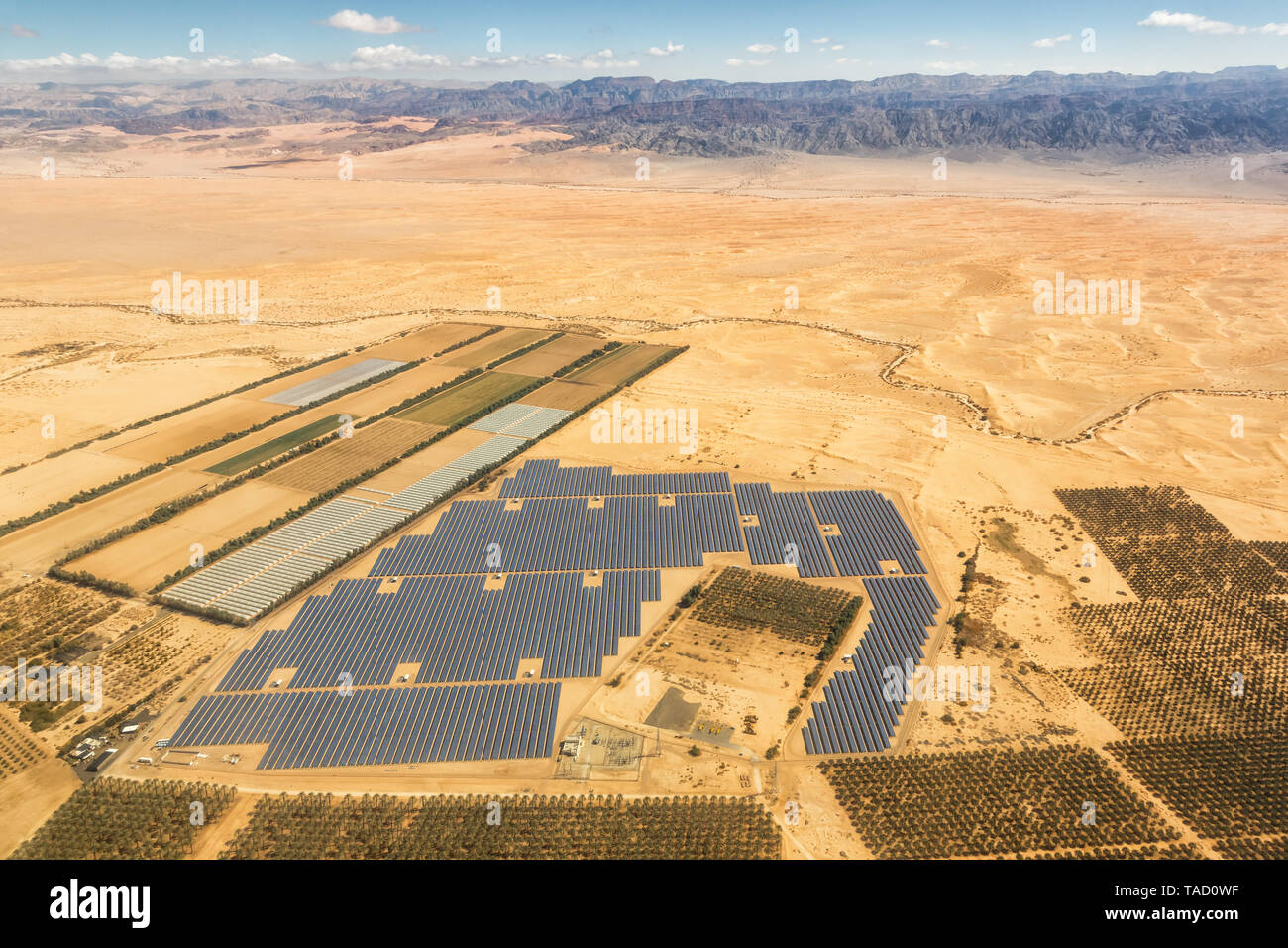Panneaux solaires panneau d'énergie ferme des montagnes du désert d'Israël d'en haut Vue aérienne paysage Banque D'Images