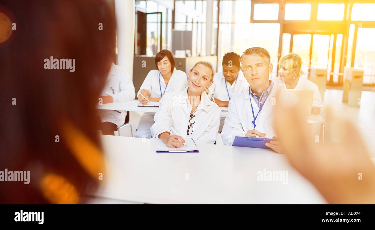 Les médecins en formation au séminaire écouter un représentant pharmaceutique Banque D'Images