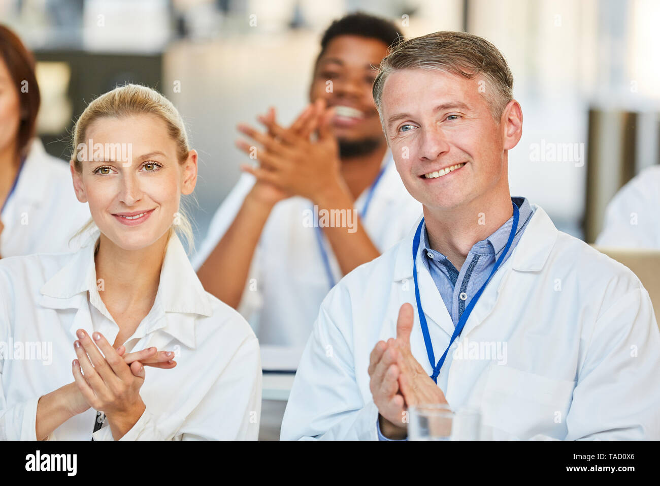 Public médecins claps applaudissements après un séminaire de formation continue ou de la formation Banque D'Images