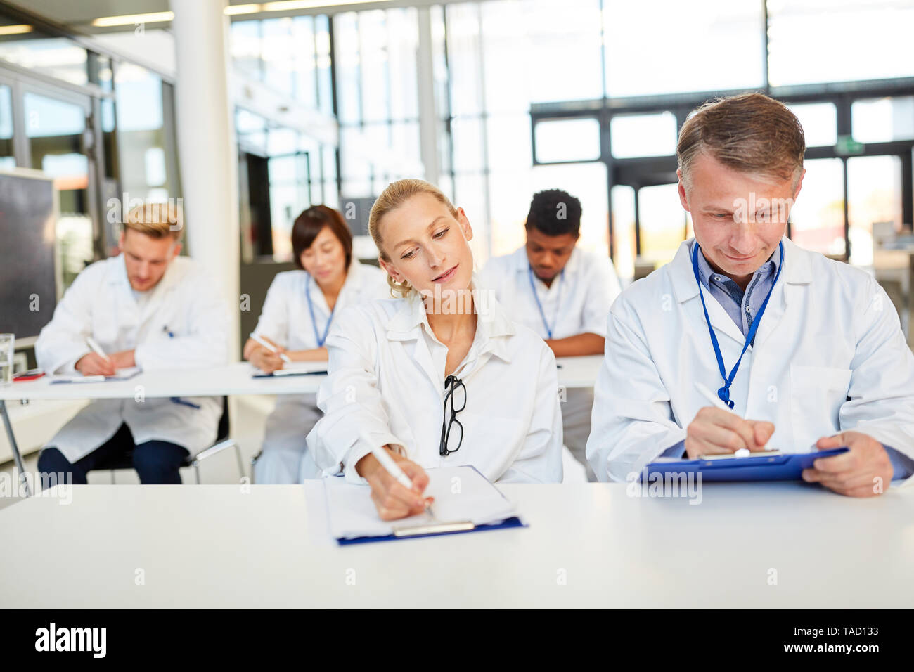 Groupe de médecins à un séminaire pour des études ou une formation plus écrire avec diligence Banque D'Images