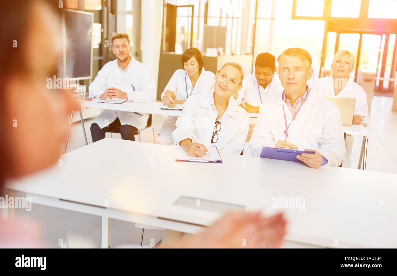 Pharmareferent en face de médecins du groupe lors du séminaire ou de la formation pour favoriser l'éducation Banque D'Images