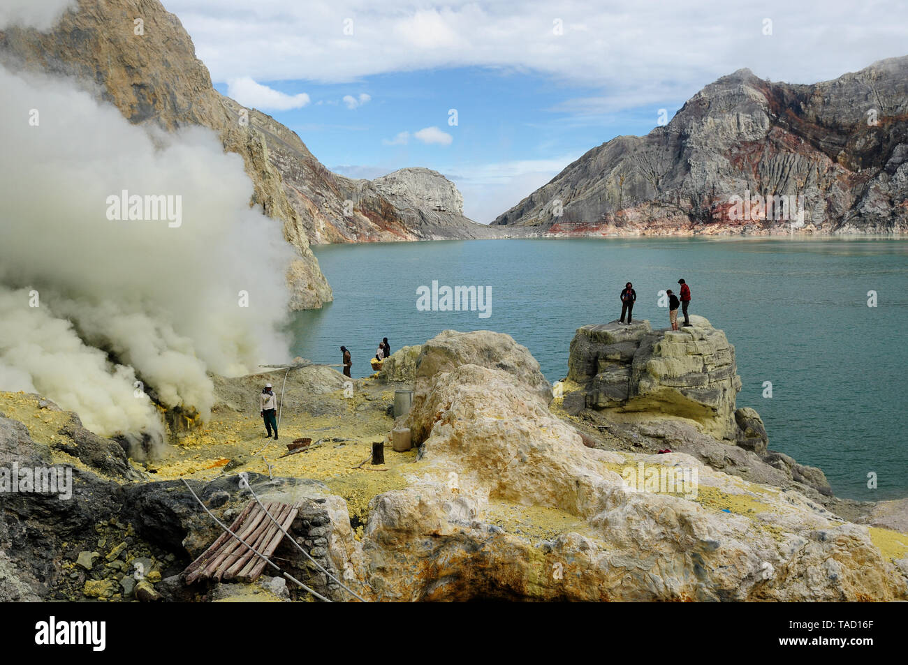 KAWAH IJEN, JAVA, INDONÉSIE -28 mars 2011 : Les transporteurs du soufre de la caldeira du volcan Kawah Ijen près de Bondowoso Banque D'Images