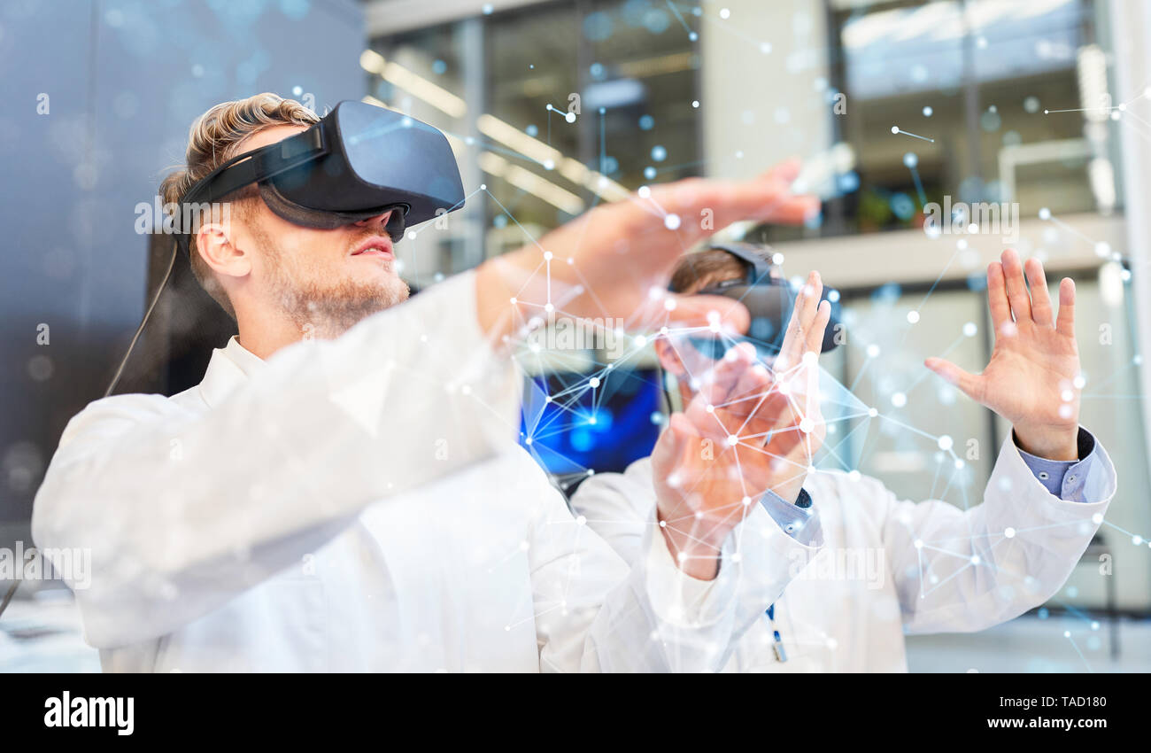 Deux médecins à l'aide de lunettes de réalité virtuelle à l'enquête en ligne pour la formation de visualisation Banque D'Images
