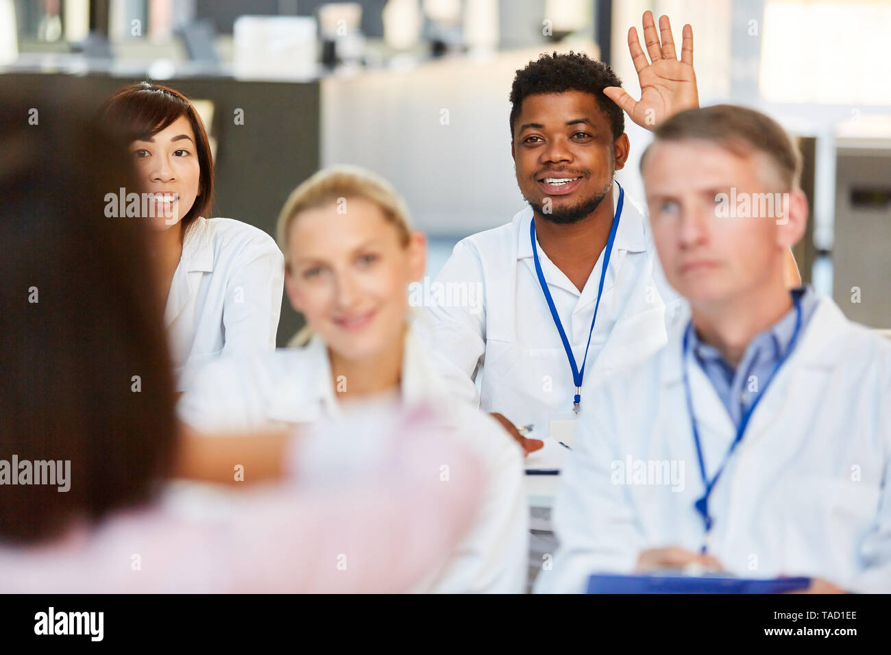 La médecine africaine étudiant dans un séminaire ou une conférence pose une question Banque D'Images