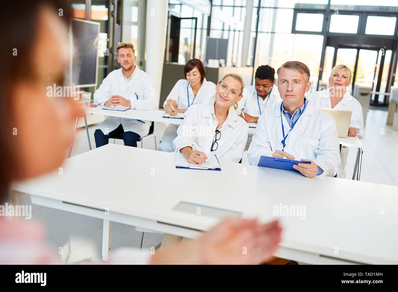 Groupe de médecins et thérapeutes à un séminaire sur l'éducation médicale Banque D'Images