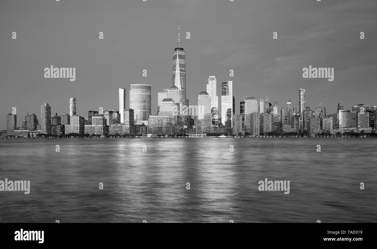 New York City Panorama noir et blanc au coucher du soleil, aux États-Unis. Banque D'Images