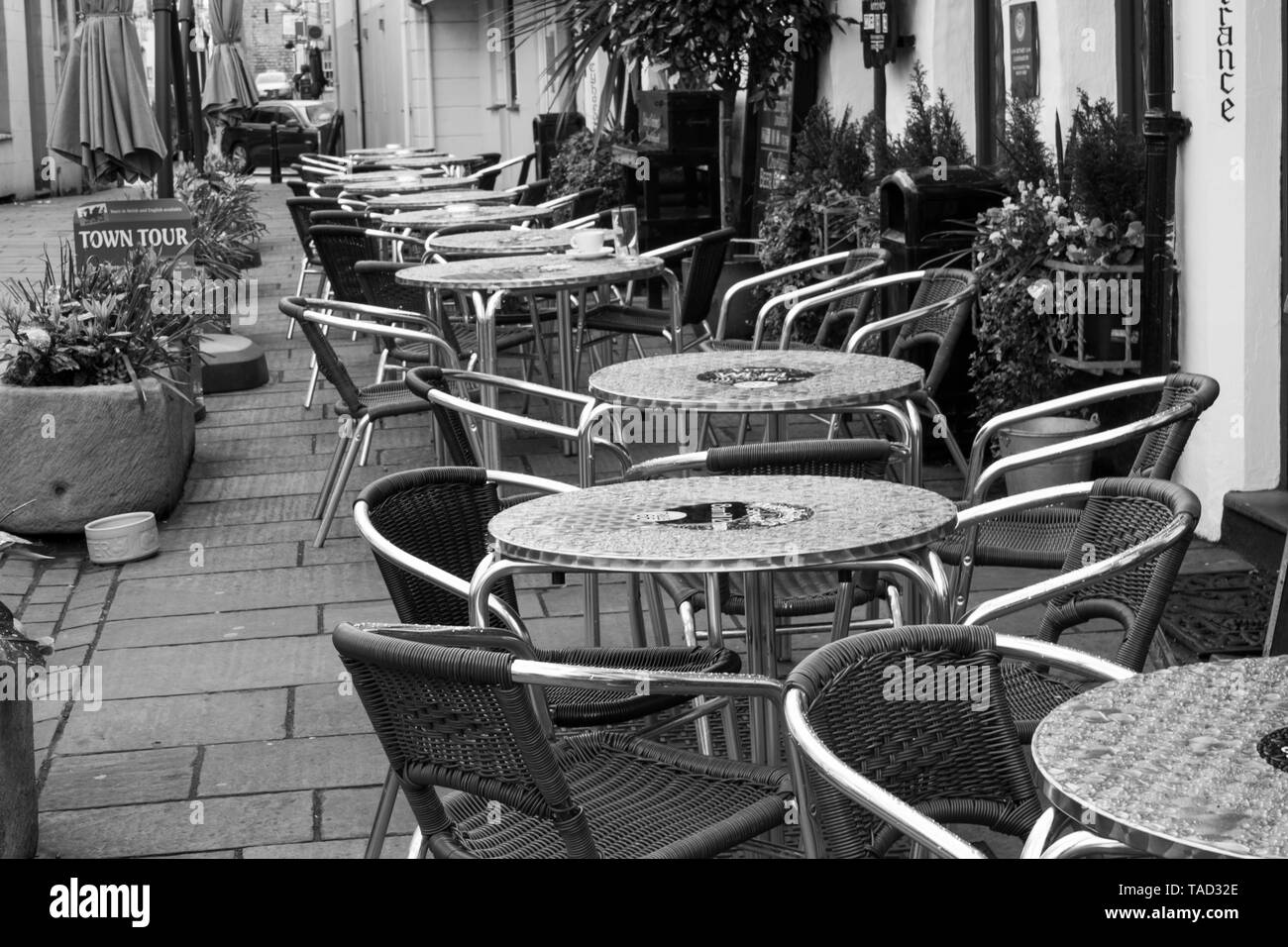 Des tables et des chaises sur le trottoir devant un pub à Caernarfon Banque D'Images