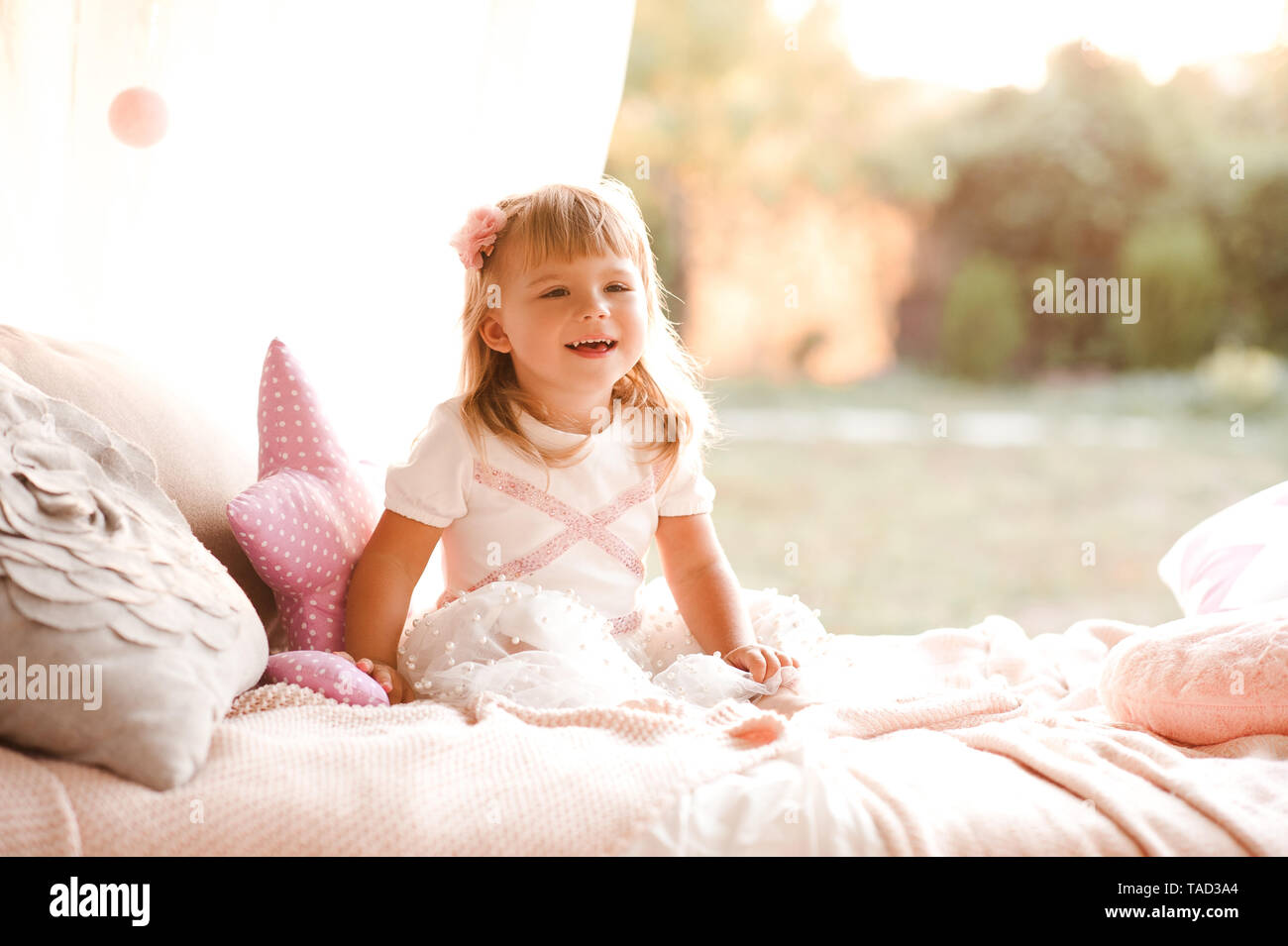 Rires De Bebe Fille 1 2 Ans Robe Princesse Porter Assis Au Lit Avec Oreiller Fete D Anniversaire L Enfance Photo Stock Alamy
